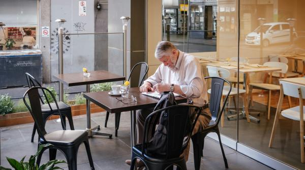 Tot mai mulți români vor primi 250 de lei de la stat, la fiecare două luni