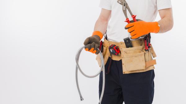 Tot mai mulți români vor să muncească în plus, afirmă un studiu