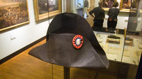 Una dintre pălăriile lui Napoleon, vândută cu o sumă record la o licitație din Paris