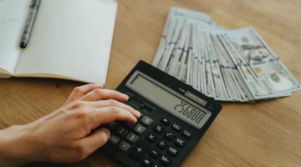 Cel mai "special" pensionar încasează într-o lună cât ia un român cu pensia minimă într-un an şi jumătate