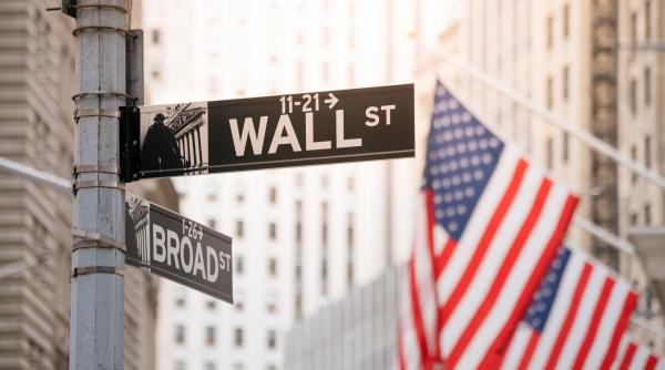 Marea vânătoare după experți în IA a început. Băncile oferă salarii colosale și nu numai