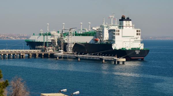 FT: Peste 20% din GNL al Rusiei se vinde prin porturile europene