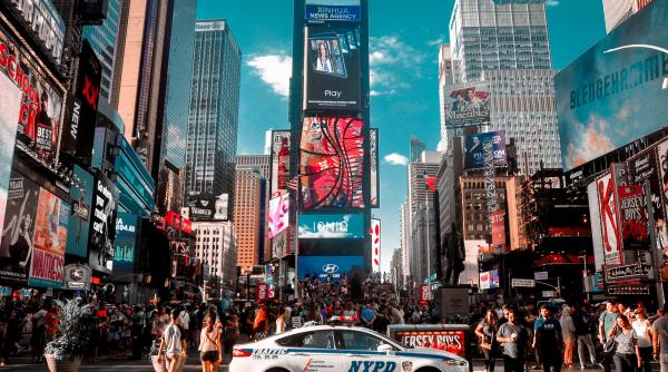 Opt mărci românești își vor face reclamă în Times Square, New York, timp de un an