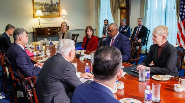 Ciolacu, la întâlnirea Lloyd J. Austin, despre necesitatea cooperării în materie de securitate cu SUA, dar și de un angajament economic puternic