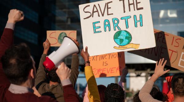 Activiștii de mediu protestează la summitul COP28, mai slab ca în alți ani