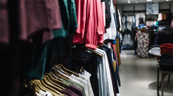 UE interzice distrugerea hainelor nevândute