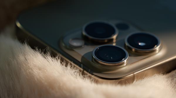 De ce Apple a ales titanul pentru noul iPhone