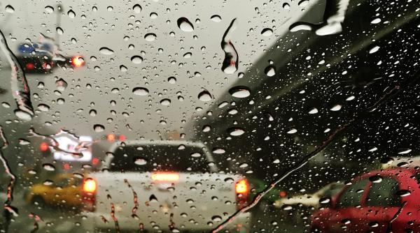 Va ploua abundent în 12 județe ale țării. ANM a emis Cod portocaliu