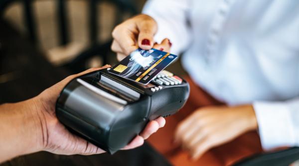 Studiu: Peste 80% dintre români preferă plata cu cardul