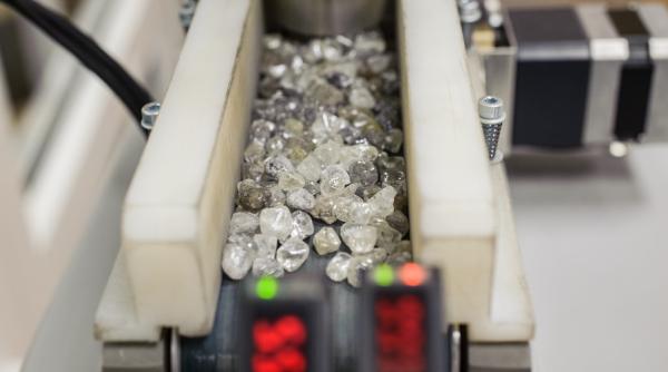 Alrosa spune că diamantele sale sunt neafectate de sancțiunile occidentului