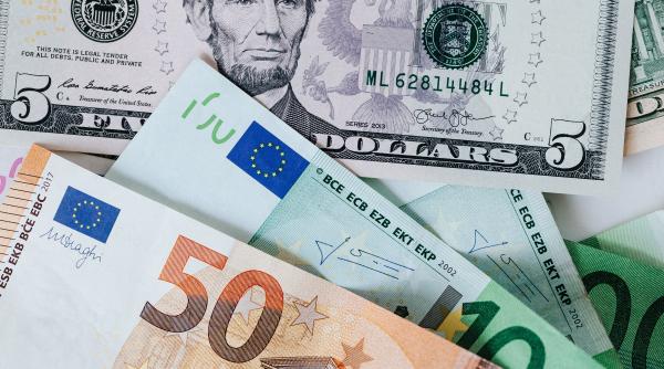 Dolarul, la cel mai redus nivel din ultimele cinci luni în timp ce euro a crescut (REUTERS)