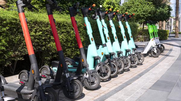 Asigurarea RCA, obligatorie pentru trotinetele şi bicicletele electrice - Proiectul, pe ordinea de zi a şedinţei de Guvern