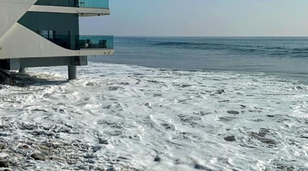 Locuințe de de lux, măturate de valuri uriașe în Malibu Foto + Video