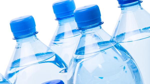 Sute de mii de particule de plastic, într-un litru de apă îmbuteliată