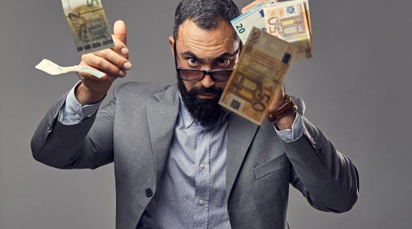 UE interzice plățile în numerar de peste 10.000 de euro