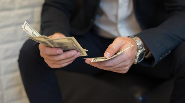 Om de afaceri britanic recunoaște: Salariul meu, „imposibil de justificat”