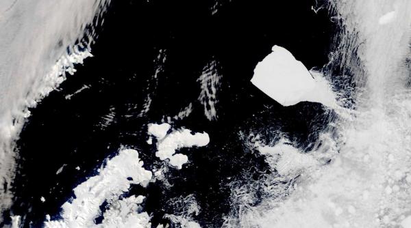 În Antarctica, cel mai mare aisberg din lume se află în derivă