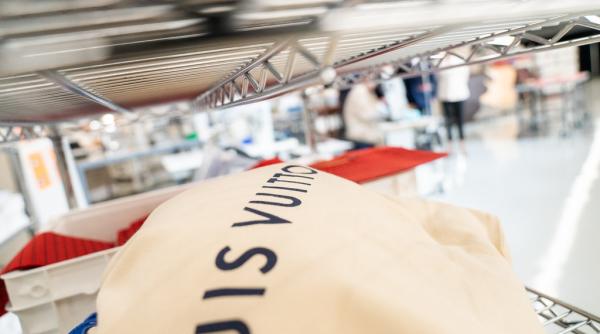 Mărci de lux ca Louis Vuitton, Dior sau Bulgari au adus venituri record la sfârșitul lui 2023