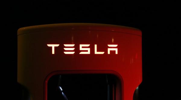 Tesla preconizează o încetinire bruscă a vânzărilor în 2024
