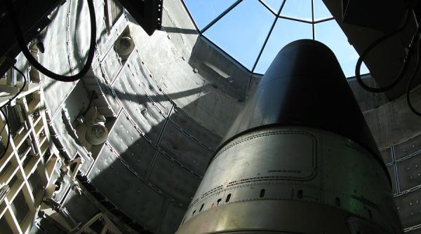 Americanii vor să reinstaleze arme nucleare în Marea Britanie