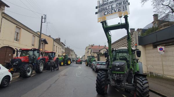 A început ”asedierea” Parisului. Fermierii blochează autostrăzile Foto + Video