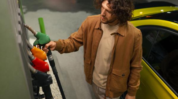 Benzina și motorina, mai scumpe în România, petrolul mai ieftin pe piețele lumii