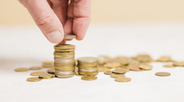 Cursul valutar. Leul, evoluție diferită față de euro și dolar. Gramul de aur, sub 300 de lei