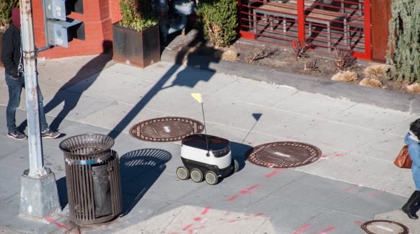 Roboții livratori folosiți de Uber Eats vin în sprijinul populației îmbătrânite din Tokyo