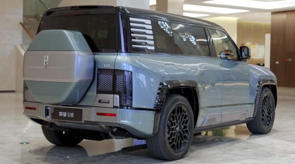 Chinezii de la BYD au prezentat U8, mașina care face minuni