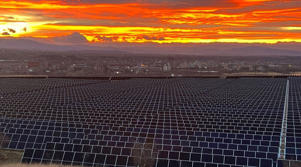 La 15 ani de la oprirea producţiei de energie electrică, Electrocentrale Borzești a pus în funcțiune primul megawatt din fotovoltaice