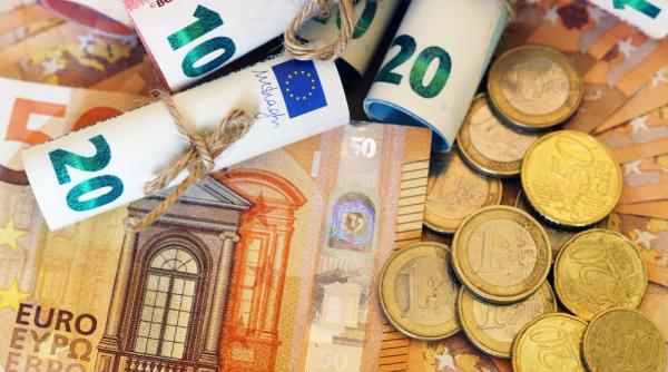 Specialiştii prognozează o depreciere a leului în următoarele 12 luni. Cursul euro, anticipat la 5,0416 lei