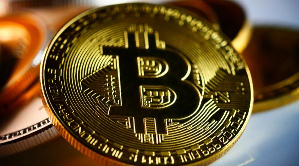 Bitcoin crește frenetic, se apropie de maximul istoric