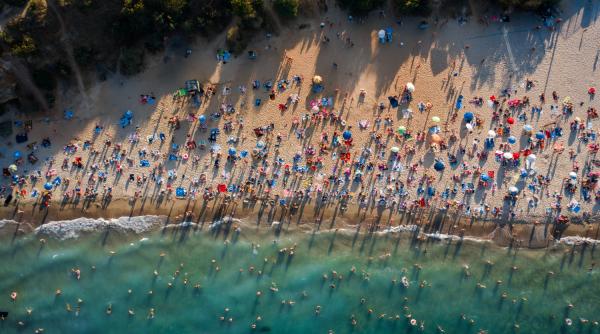 Vacanțe mai scumpe în 2024. Cele trei motive pentru care românii vor scoate mai mulți bani din buzunar