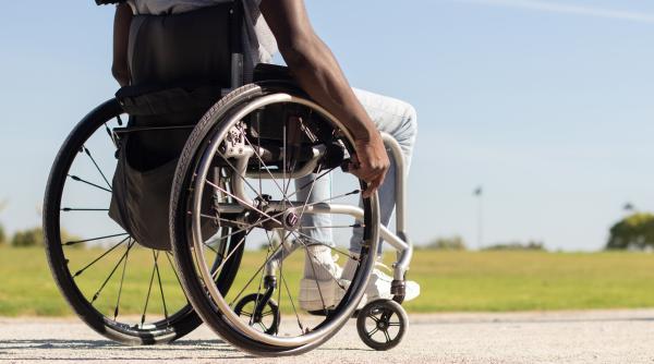 Facilități pentru persoanele cu dizabilități în stații și mijloace de transport