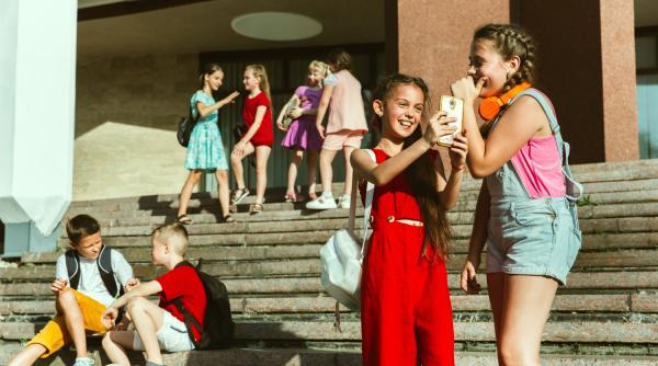 Gratuitate pentru toți elevii români, indiferent unde merg la școală