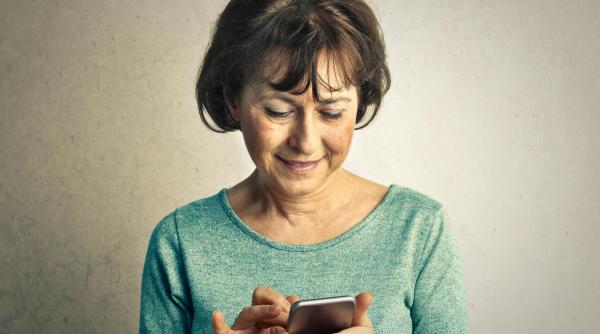 Oficial: Cu cât se reduce vârsta de pensionare pentru femeile care au născut și crescut copii, după noua lege