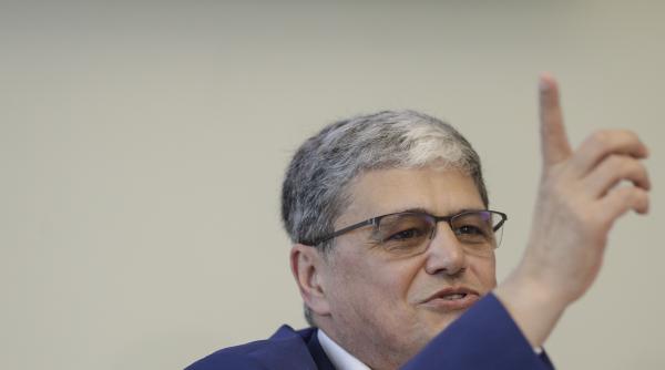 "Taxa pe boală". Marcel Boloş spune că nu există: Guvernul nu a introdus o taxă nouă pe concedii medicale, ci a eliminat o facilitate