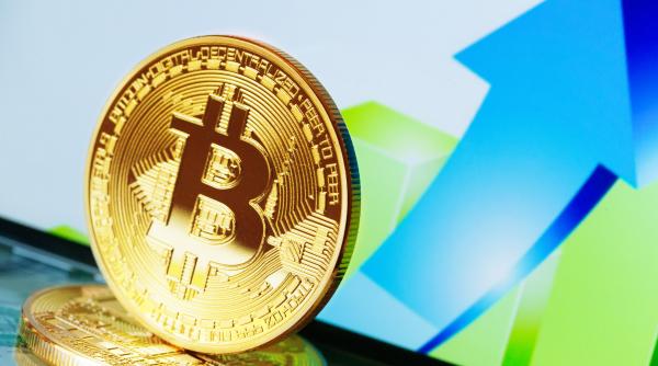 Valoarea Bitcoin face un nou salt. Analist: ”Toată lumea se distrează!”