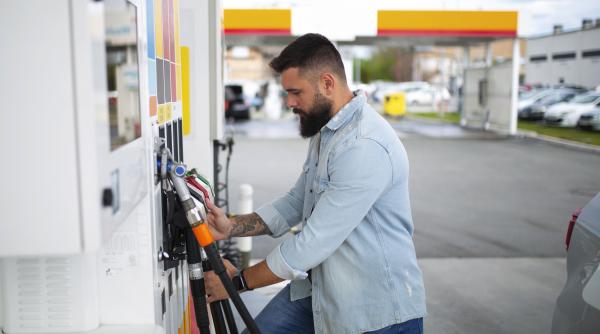Șoferi, înșelați la pompă! ANPC închide temporar 11 benzinării OMV-Petrom