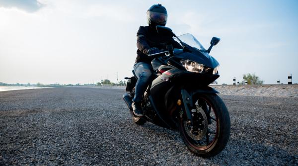 Vești bune pentru motocicliști. Se elimină o obligație greu de pus în practică