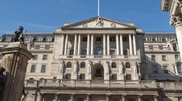 Banca Angliei menține dobânda cheie la un nivel record 