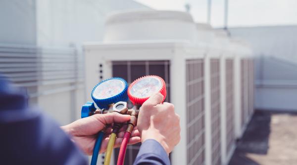 Centralele de apartament și încălzirea cu lemne dispar. Ce punem în loc. UE pregătește finanțări