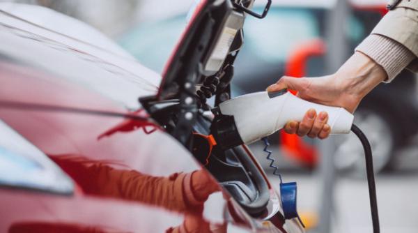 Industria mașinilor electrice, în impas. Ce a spus șeful unei mari companii suedeze de baterii