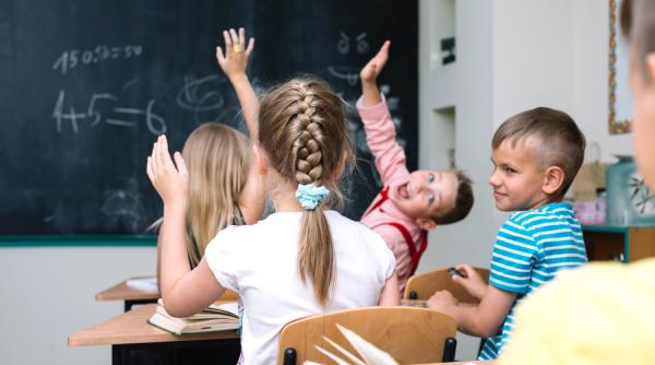 Ministerul Educației introduce o nouă bursă. Cine va beneficia 