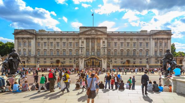 Palatul Buckingham face angajări. Salariul anual trece de 30.000 de euro