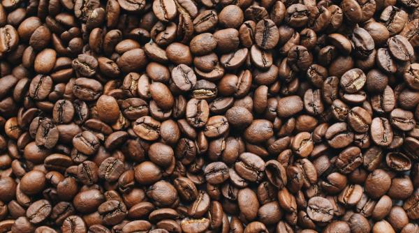 Presiune pe piaţa mondială a cafelei. Cât timp se va mai menţine nivelul ridicat al preţurilor