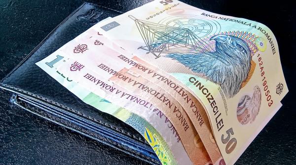 Se anticipează o depreciere a monedei naţionale în următoarele 12 luni. Când ar putea trece euro pragul de 5 lei