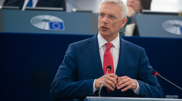 Bloomberg: Ministru leton, demisie din cauza deplasărilor cu avioane private