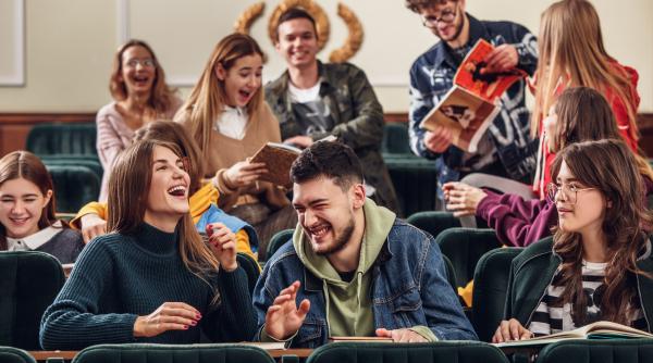 Tinerii din România care pot primi 330 de lei în fiecare lună