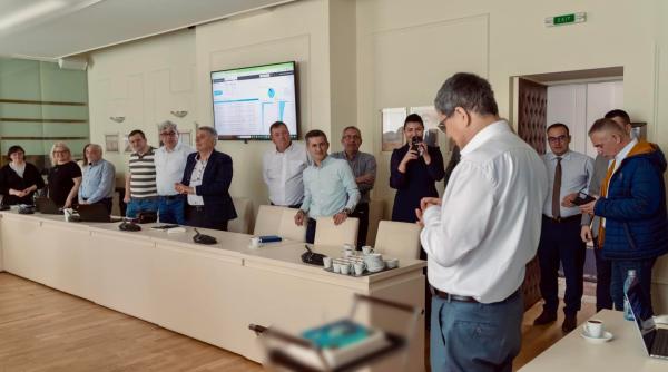 Ce au scris angajaţii de la Finanţe pe tortul dăruit lui Marcel Boloş, de ziua lui - Foto în articol